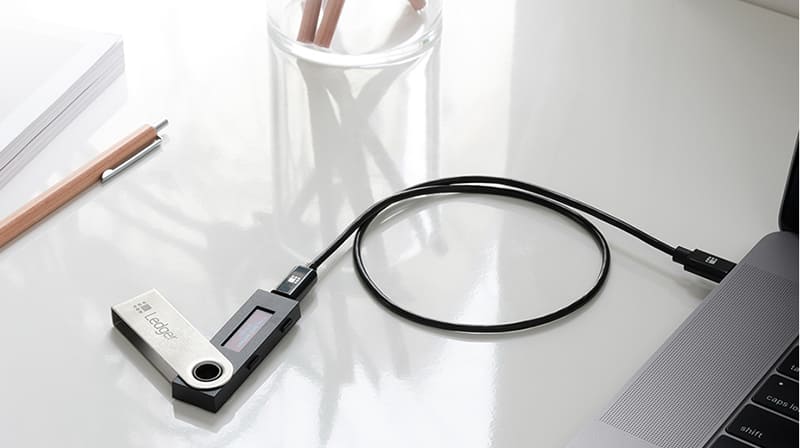 OLED-дисплей в аппаратном кошелеке Ledger Nano S